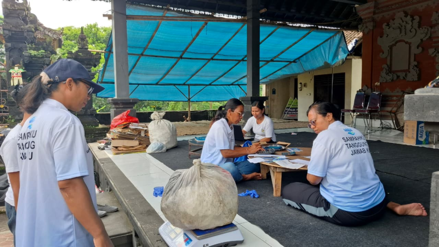 Bank Sampah Bija Asri di Balai Banjar Dinas Kuwum Ancak Bija, Desa Kuwum, Kecamatan Marga, Kabupaten Tabanan