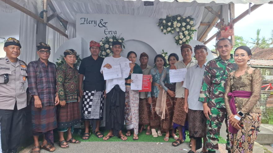 Pemerintah Desa Kuwum Serahkan Dokumen Program Semara Ratih kepada Pengantin di Banjar Dinas Kuwum Ancak Bija, Desa Kuwum, Kecamatan Marga, Kabupaten Tabanan   