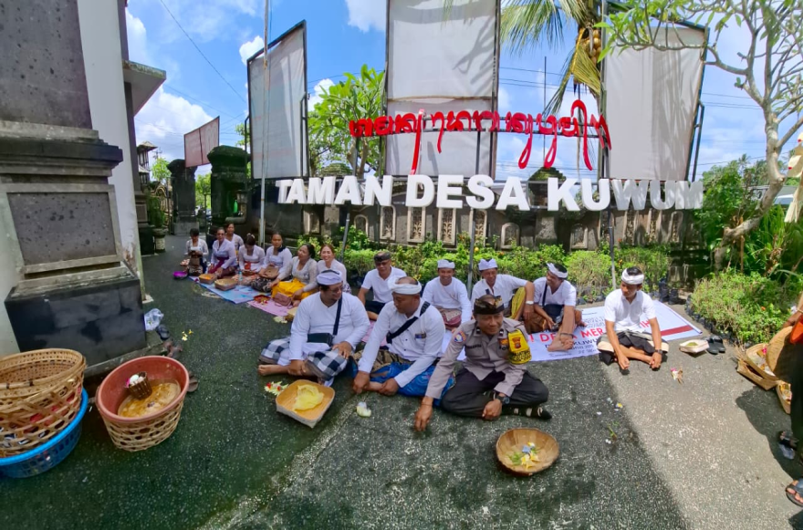 Pemerintah Desa Kuwum melaksanakan Piodalan di Kantor Desa Kuwum yang bertepatan dengan Purnama Kalima