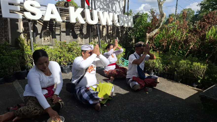 Persembahyangan bersama Rahina Purnama bertempat di Kantor Desa Kuwum