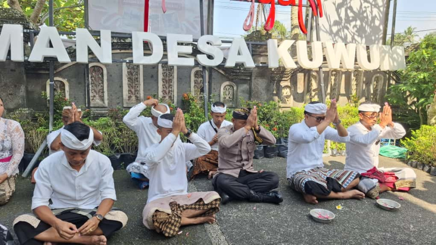 Pemerintah Desa Kuwum melaksanakan persembahyangan bersama Rahina Purnama di Kantor Desa Kuwum