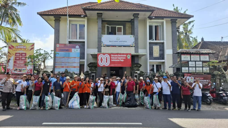 Pemerintah Desa Kuwum melaksanakan Kegiatan World Cleanup Day 2025 bersama Kader Bank Sampah Desa Kuwum, BUMDesa Panca Sadhu Desa Kuwum dan Pihak dari PT Tirta Investama Mambal