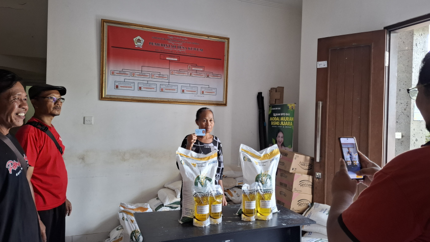 Penyerahan Bantuan Pangan kepada Masyarakat Penerima Bantuan bertempat di Kantor Desa Kuwum, Kecamatan Marga, Kabupaten Tabanan