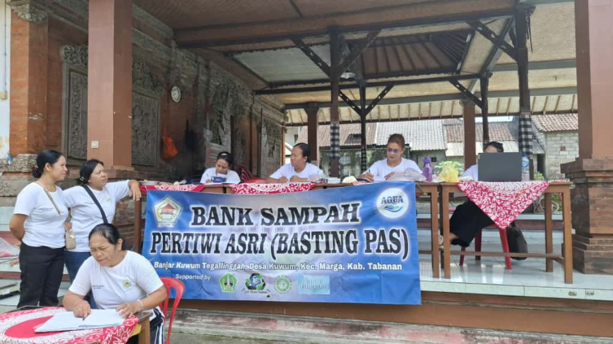 Bank Sampah Pertiwi Asri di Balai Banjar Dinas Kuwum Tegallinggah, Desa Kuwum, Kecamatan Marga, Kabupaten Tabanan