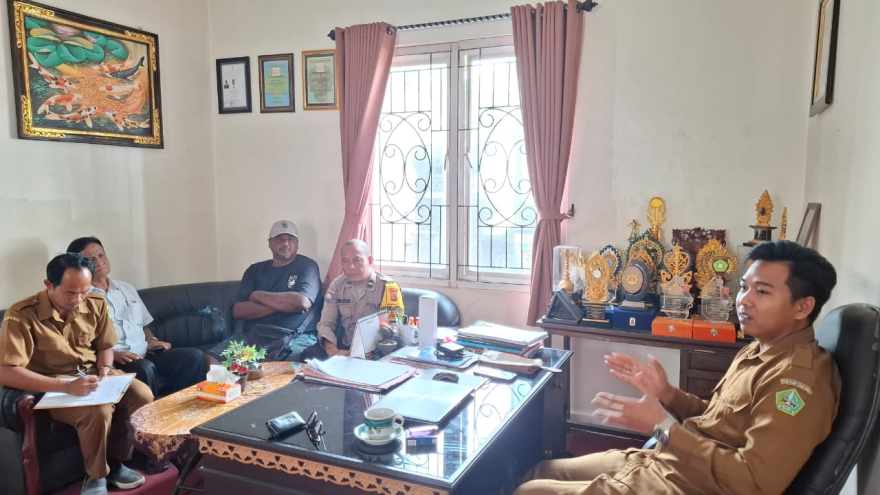 Rapat Koordinasi bersama Pemilik Kos yang ada di wilayah Banjar Dinas Kuwum Ancak bertempat di Kantor Desa Kuwum