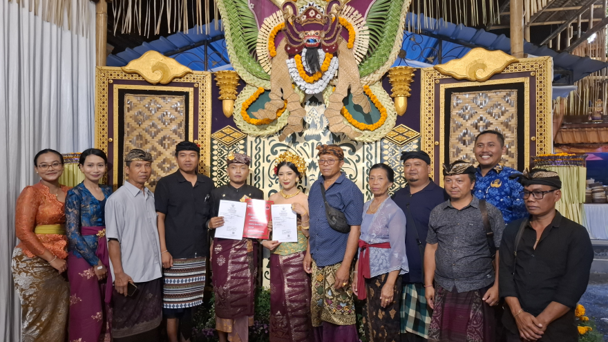 Pemerintah Desa Kuwum Serahkan Dokumen Program Semara Ratih kepada Pengantin di Banjar Dinas Kuwum Ancak Bija, Desa Kuwum, Kecamatan Marga, Kabupaten Tabanan