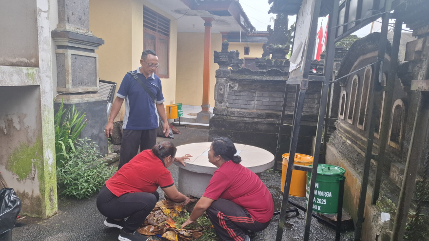 Kegiatan Jumat Bersih dan Pelaksanaan Pemilahan Sampah Berbasis Sumber di lingkungan Kantor Pemerintah Desa Kuwum