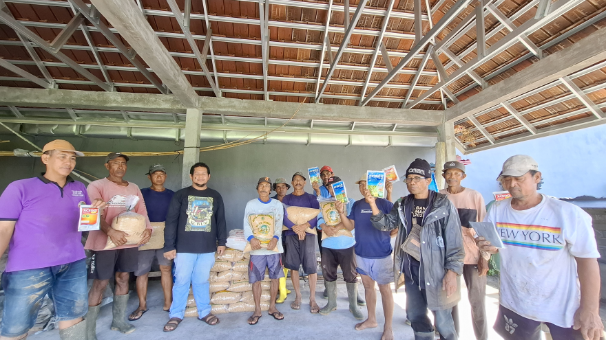 Pemerintah Desa Kuwum melakukan Penyerahan Bibit/Benih Padi dan Obat-obatan Pertanian kepada Kelompok Subak Sungga Desa Kuwum