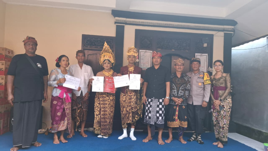 Pemerintah Desa Kuwum Serahkan Dokumen Program Semara Ratih kepada Pengantin di Banjar Dinas Kuwum Ancak, Desa Kuwum, Kecamatan Marga, Kabupaten Tabanan