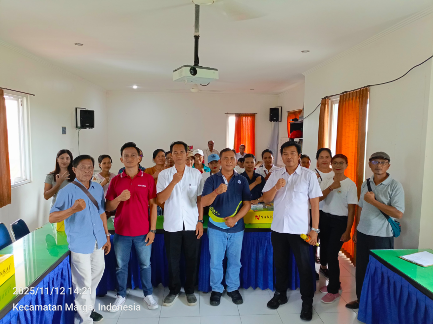 Penyerahan Bantuan dari Aqua kepada Kader Bank Sampah Desa Kuwum, Kecamatan Marga, Kabupaten Tabanan