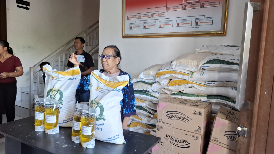 Penyerahan Bantuan Pangan kepada masyarakat bertempat di Kantor Desa Kuwum, Kecamatan Marga, Kabupaten Tabanan