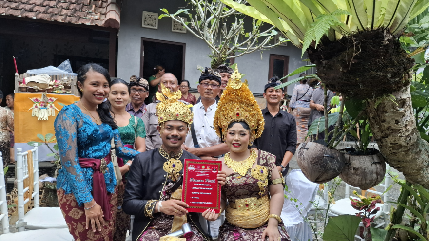 Pemerintah Desa Kuwum Serahkan Dokumen Program Semara Ratih kepada Pengantin di Banjar Dinas Kuwum Tegallinggah, Desa Kuwum, Kecamatan Marga, Kabupaten Tabanan