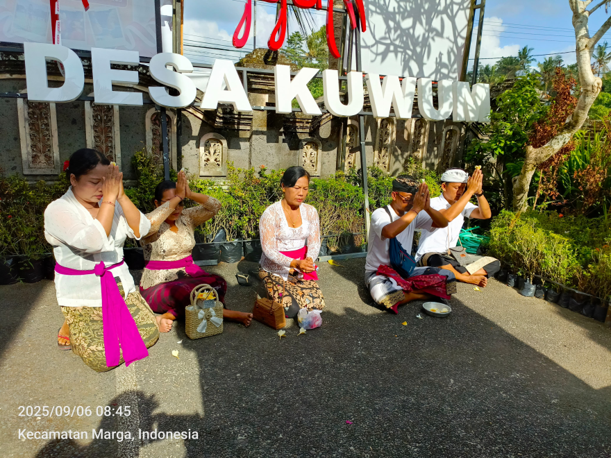 Persembahyangan bersama rahina Saraswati bertempat di Kantor Desa Kuwum