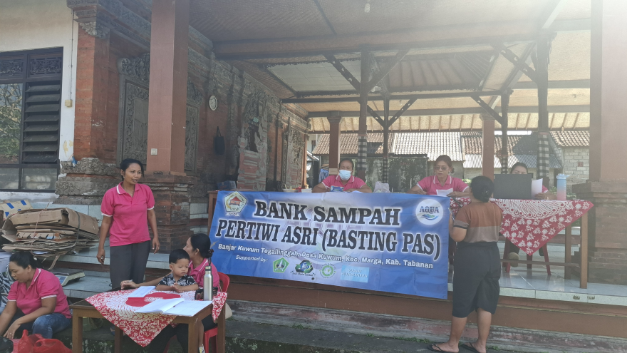 Bank Sampah Pertiwi Asri di Balai Banjar Dinas Kuwum Tegallinggah, Desa Kuwum, Kecamatan Marga, Kabupaten Tabanan