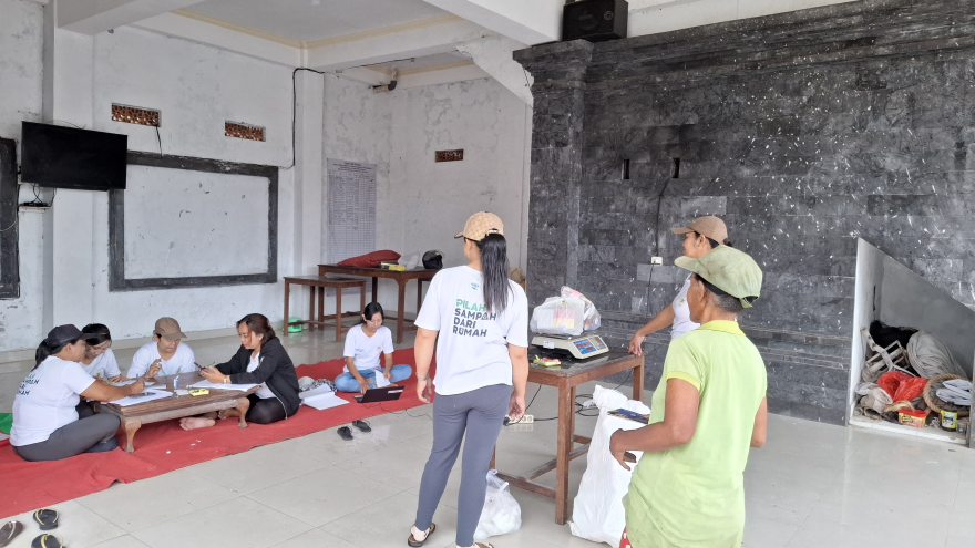 Bank Sampah Anyar Lestari bertempat di Balai Banjar Dinas Kuwum Anyar, Desa Kuwum, Kecamatan Marga, Kabupaten Tabanan
