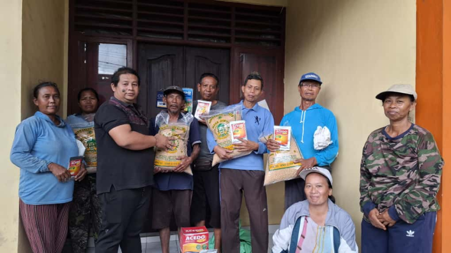 Pemerintah Desa Kuwum melakukan penyerahan bibit/benih padi dan obat-obatan pertanian kepada Kelompok Subak Apit Jaring